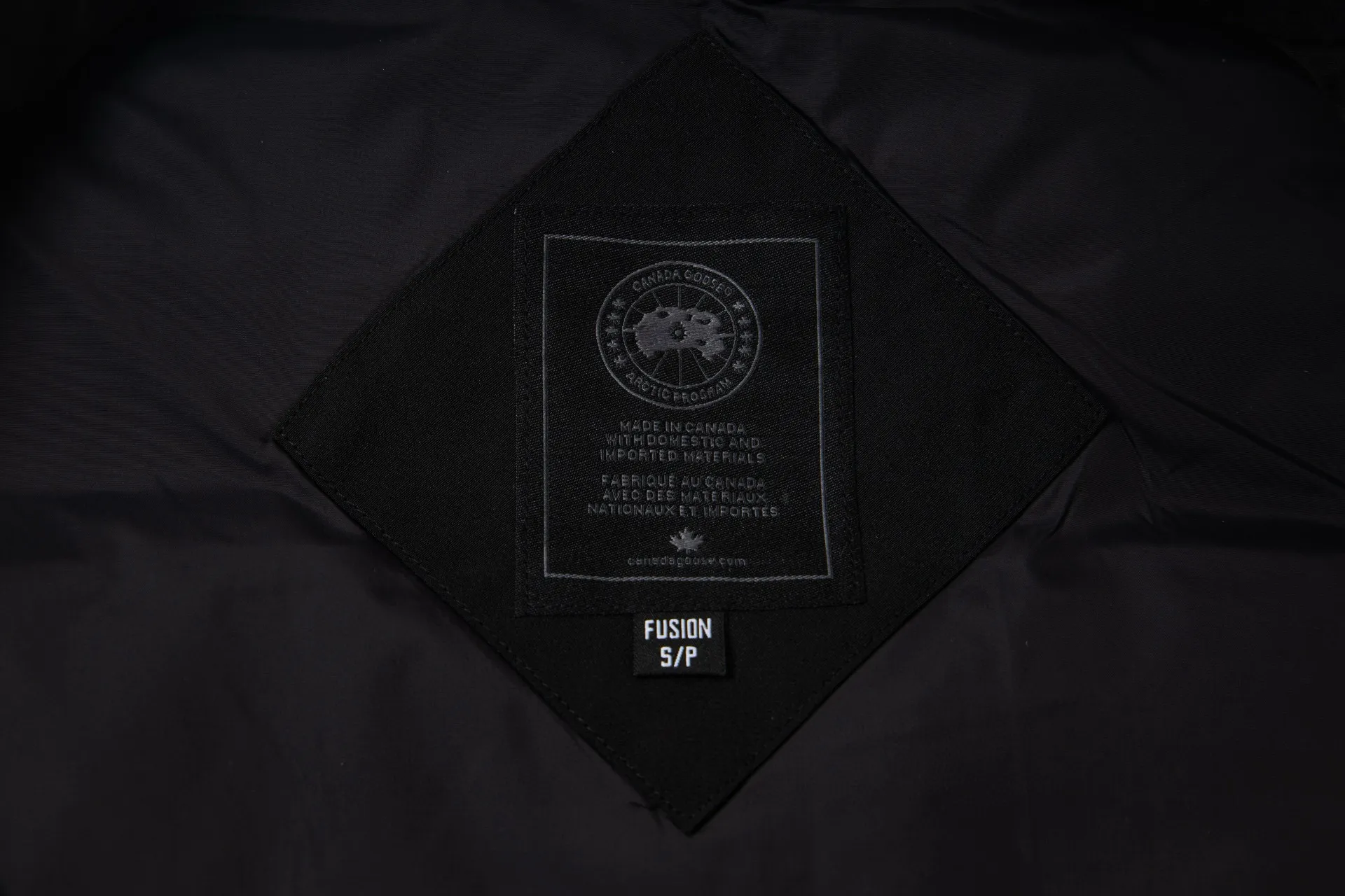 P370 Model No.: G116 Canada Goose classic down vest jacket top 1️⃣The authentic official website synchronizes the national standard 80 white duck down, never misleads such as 90 down or goose down, 100% nylon nylon lining double double-layer sealing design to prevent velvet running, the collar and pockets are made of top-grade polar fleece to keep warm and comfortable! Yoshida YKK provides original custom-made electroplated sliders. YKK two-way lockable zippers are tight and smooth and do not peel off paint! 2️⃣It is very youthful and energetic, and can be easily worn by both men and women. It is very in line with the fashion aesthetic concepts of today's young people! 3️��Full set of customized accessories, complete with three standards, same style for men and women, a must-have item for couples. Color: Black Size: XS~XXL